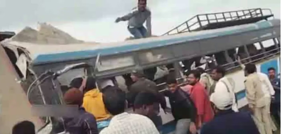 ఘోర రోడ్డు ప్రమాదం...  బస్సును ఢీ కొట్టిన లారీ