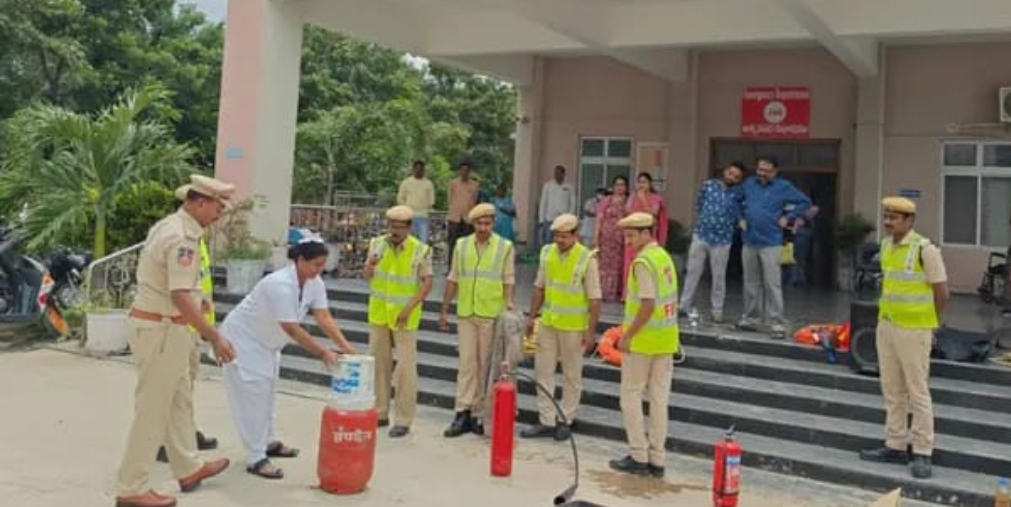 వేములవాడ ప్రభుత్వ ఆస్పత్రిలో ఫైర్ సిబ్బంది మాక్ డ్రిల్