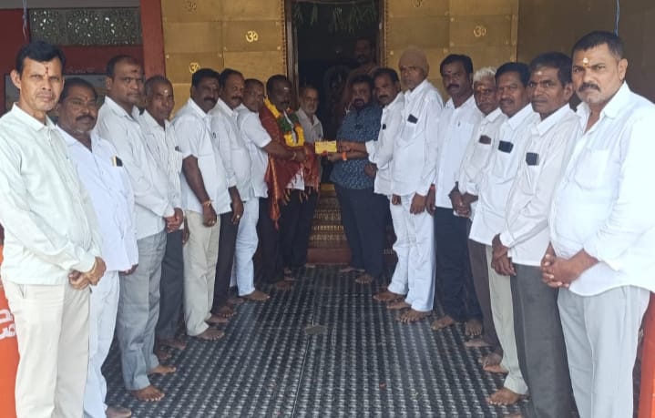 అయ్యప్ప స్వామి దేవాలయనికి  2,50,000 రూపాయలు విరాళంగా ఇచ్చిన నీలం విజయ్ కుమార్