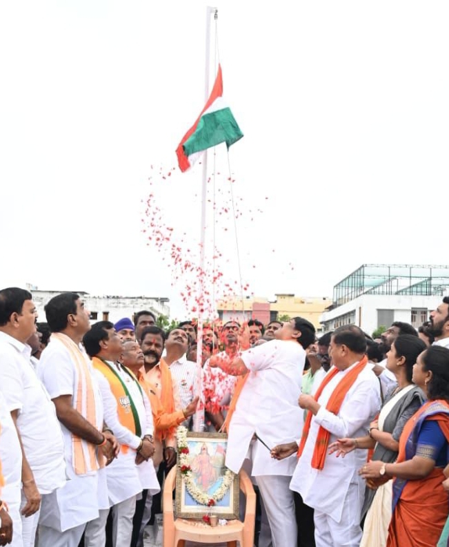 బిజెపి పార్టీ కార్యాలయం జాతీయ జెండా ఆవిష్కరించిన జిల్లా అధ్యక్షుడు దినేష్ కులచారి