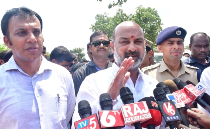 పిల్లలు తినే అన్నంలో రాళ్లు వస్తే మీరేం చేస్తున్నారు: కేంద్ర మంత్రి బండి సంజయ్