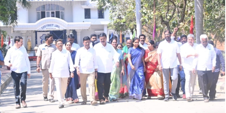 ఎంపీ వద్దిరాజు ఎమ్మెల్సీలు కల్వకుంట్ల కవిత,తాతా మధు తదితర ప్రముఖులతో కలిసి లక్కినేనికి పరామర్శ
