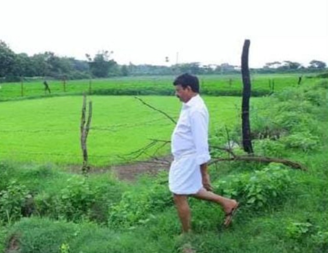 లుంగీ కట్టి పొలాల్లో తిరుగుతున్న మంత్రి పొంగులేటి శ్రీనివాస్&zwnj;రెడ్డి