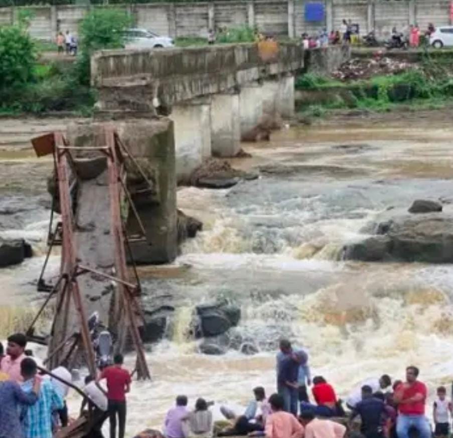 మహారాష్ట్రలో కూలిన ఇంద్రయణి వంతెన