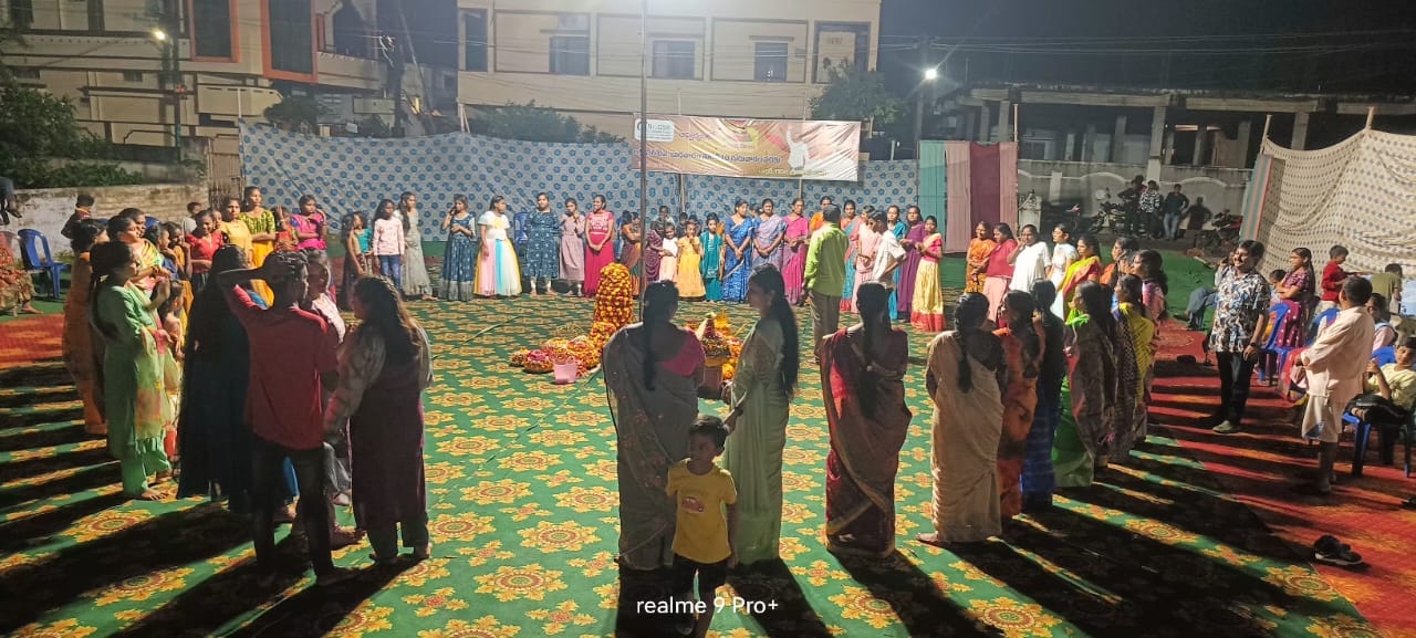 డా.జి.యస్.ఆర్.చారిటబుల్ ట్రస్ట్ ఆధ్వర్యంలో 8వ రోజు వెన్నముద్ద బతుకమ్మ సంబురాలు