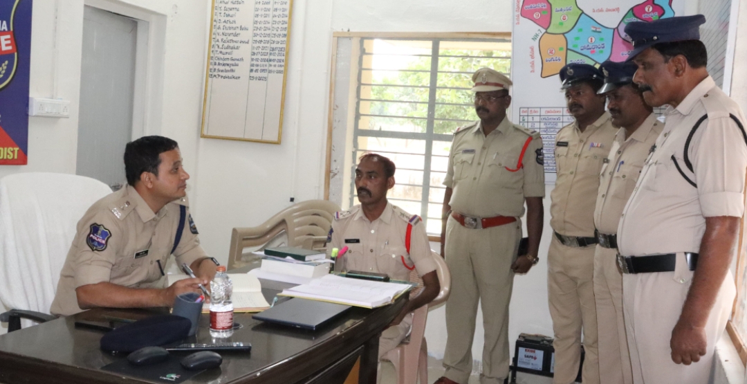 దోమకొండ పోలీస్ స్టేషన్&zwnj;ను ఆకస్మికంగా తనిఖీ చేసిన జిల్లా ఎస్పీ యం. రాజేష్ చంద్ర, ఐపీఎస్