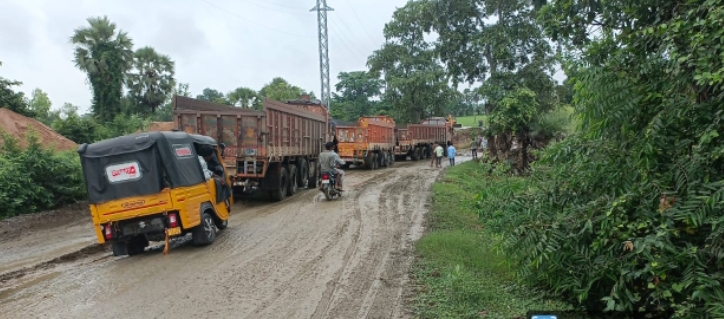 కాంట్రాక్టర్ నిర్లక్ష్యంగా పోసిన డైవర్షన్ రోడ్డు, ఒక్క వర్షానికి ఫట్.. ట్రాఫిక్ జామ్ తో ఇబ్బంది పడుతున్న ప్రజలు