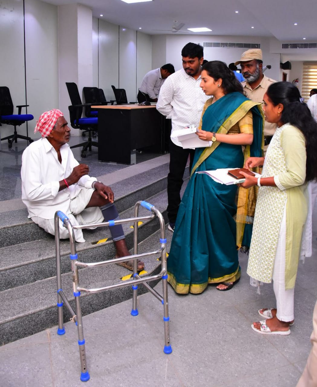 ప్రజావాణి దరఖాస్తులకు వెంటనే పరిష్కారం చూపాలి : జిల్లా అదనపు కలెక్టర్లు 