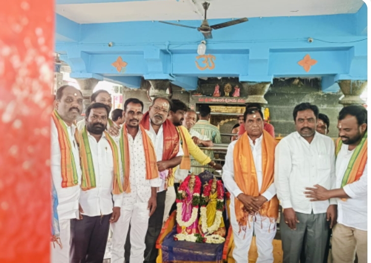 శ్రీ రామలింగేశ్వర దేవాలయంలో ప్రత్యేక పూజలో పాల్గొన్న మాజీ ఎమ్మెల్యే అంజయ్య యాదవ్