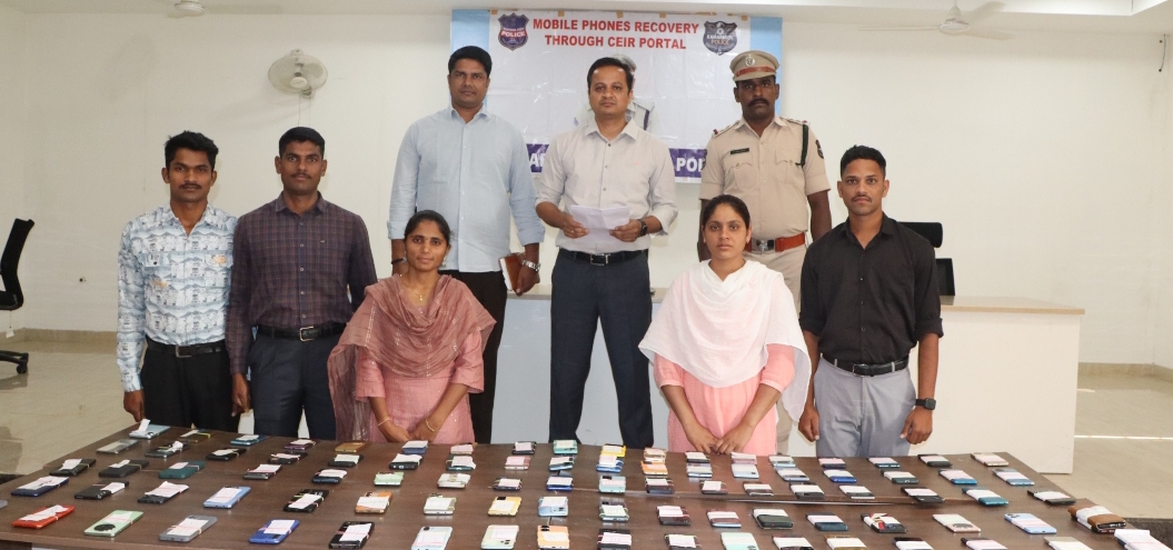 Daily Bharat ప్రతినెలా 100కు పైగా ఫోన్ల రికవరీ... ఈ ఏడాది ఇప్పటివరకు ₹61 లక్షల విలువైన 384 ఫోన్లు స్వాధీనం