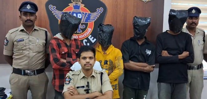 పగలు కొత్తిమీర, కరివేపాకు అమ్ముతూ.... రాత్రులు కత్తులు పెట్టి బెదిరిస్తూ చోరీలు