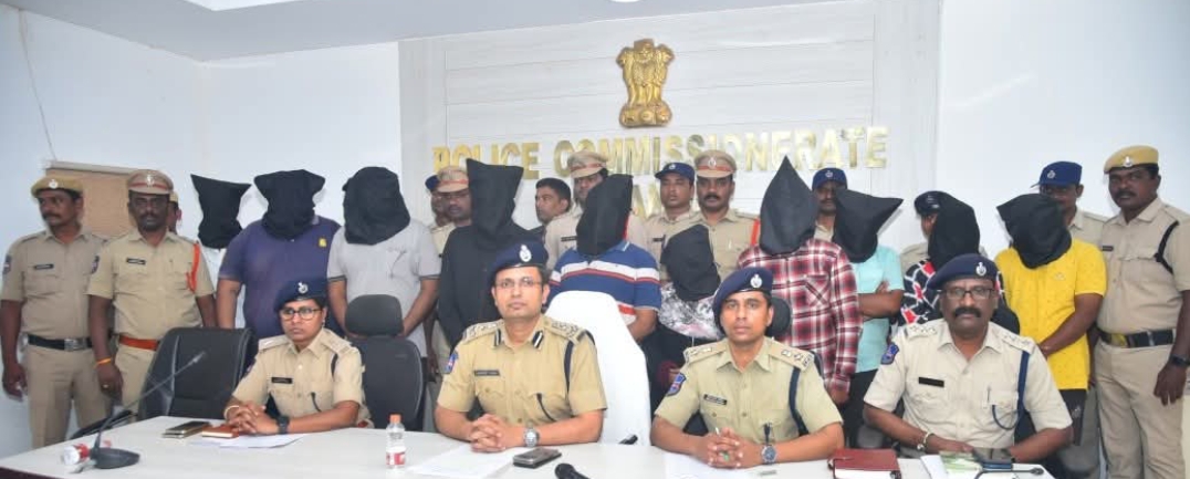 ఆడ పిల్లలను జన్మనిస్తుందనే సాకుతో భార్య ఇద్దరు పిల్లలను హత్య.... వరంగల్ పోలీస్ కమిషనర్