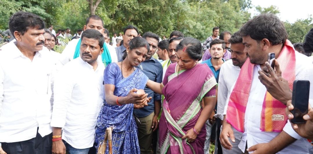 నిజామాబాద్ జిల్లా మోపాల్ మండలం బైరాపూర్ గ్రామంలో పోడు రైతులను పరామర్శించిన జాగృతి అధ్యక్షురాలు కవిత