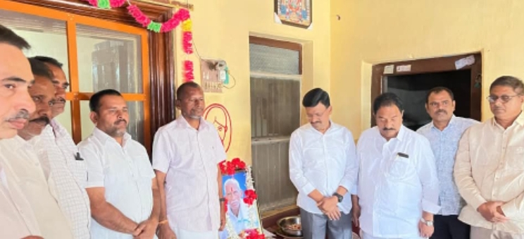 గుత్తా వెంకటేశ్వరరావు  పరామర్శించిన బీఆర్ఎస్ పార్టీ నాయకులు