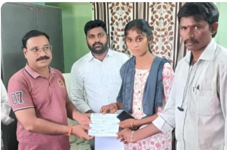 విద్యుత్ షాక్ తో మరణించిన కుటుంబానికి విద్యుత్ అధికారులు ఏడి 4,50,000 ఆర్థిక సహాయం