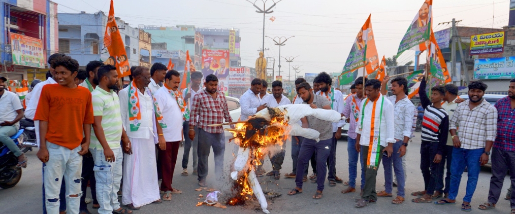 మంత్రిపై వ్యాఖ్యలు చేస్తే పాతరేస్తాం... బొల్లం మల్లయ్యకు కాంగ్రెస్ శ్రేణుల హెచ్చరిక