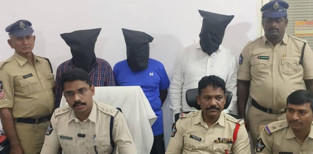 రైల్వే స్టేషన్ టూ వీలర్ పార్కింగ్ కాంట్రాక్ట్ వివాదంలో హత్యాయత్నం