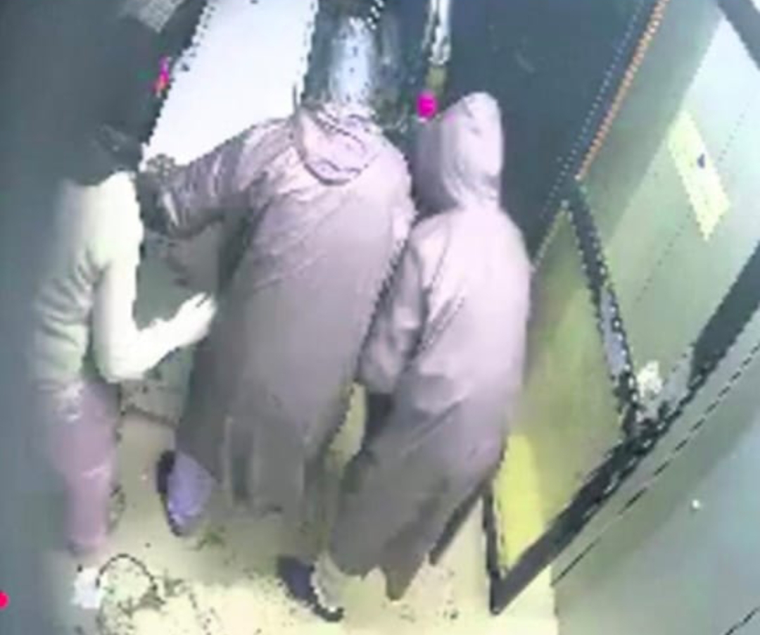 ఏటీఎం మెషిన్ ఎత్తుకెళ్లిన అంతర్ రాష్ట్ర దొంగలు