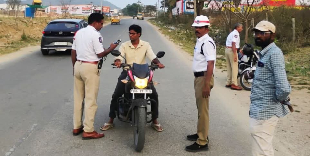 Daily Bharat డ్రంక్ అండ్ డ్రైవ్&zwnj;పై మహబూబ్ నగర్ ట్రాఫిక్ పోలీసుల కఠిన చర్యలు &ndash; ఒకరికి జైలు శిక్ష.