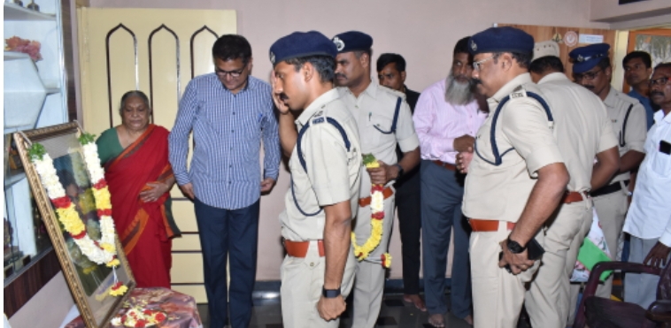 పోలీస్ అమరవీరుల కుటుంబ సభ్యులను కలిసి పరామర్శించిన పోలీస్ కమిషనర్