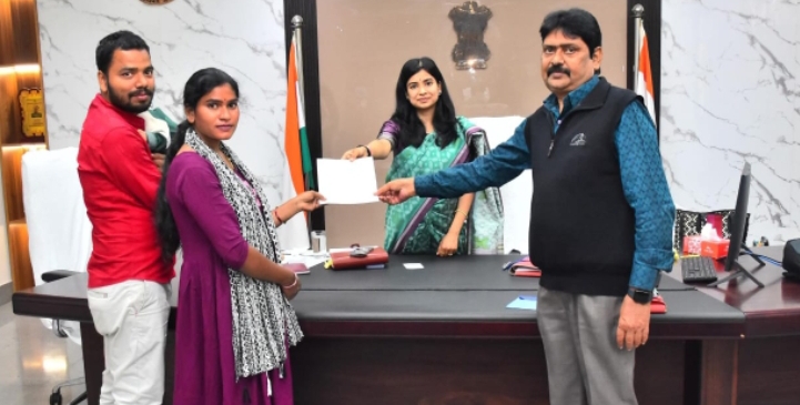 రాజన్న సిరిసిల్ల : కులాంతర వివాహ ప్రోత్సాహక ఫిక్స్డ్ బాండ్ అందజేత