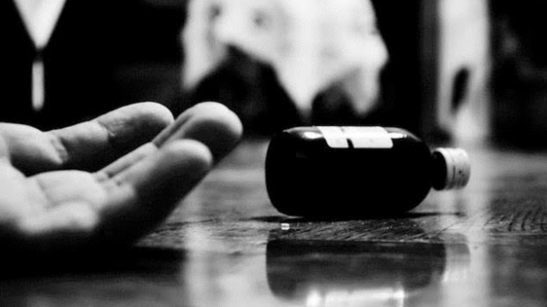 పోలీస్ స్టేషన్లో యువకుడు ఆత్మహత్యాయత్నం