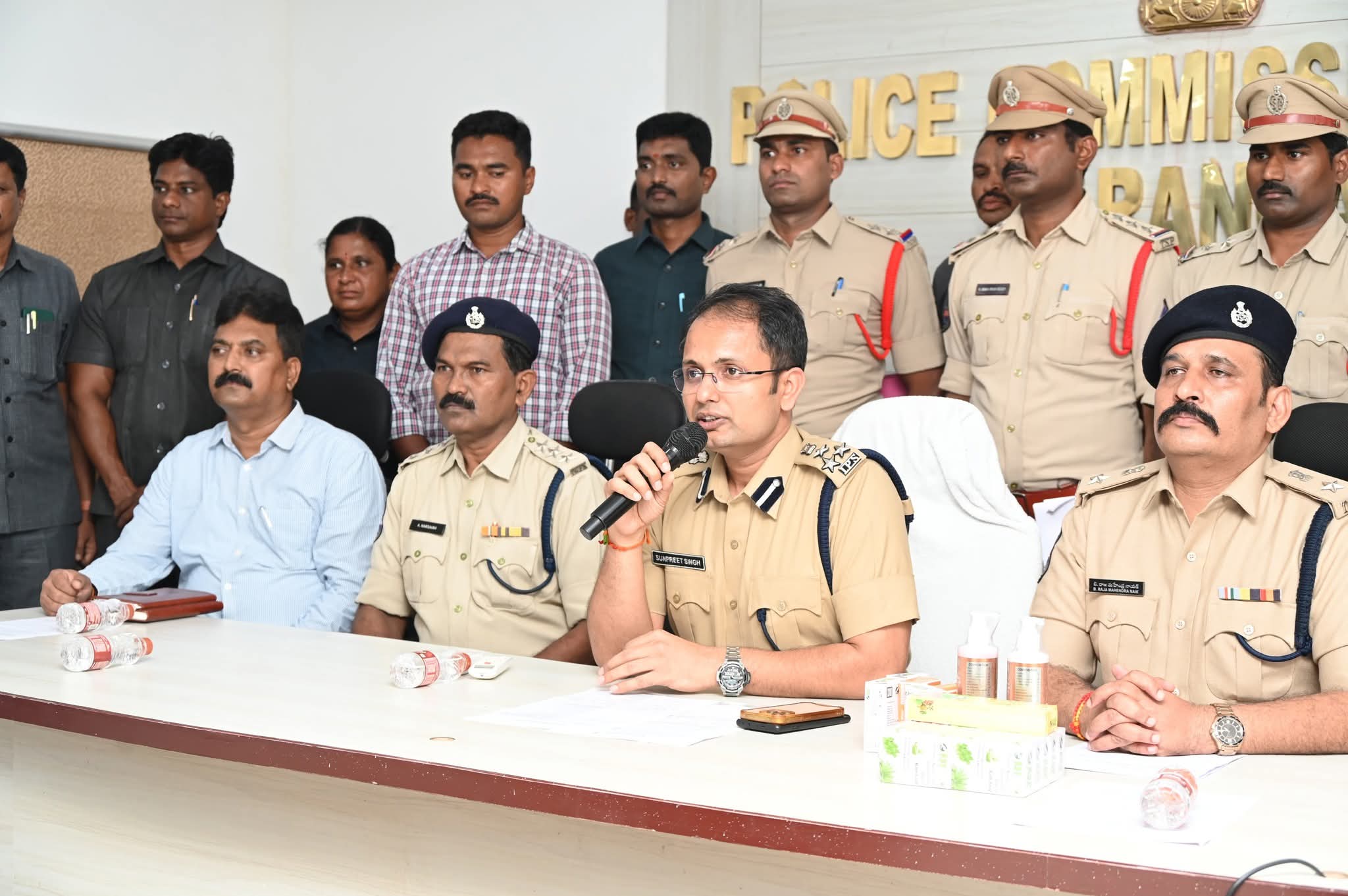 అధిక లాభం ఆశ  చూపి కోట్లల్లో దోచేస్తున్న ముఠా అరెస్ట్