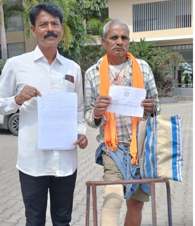 అయినవారు అంగ వైకల్యాన్ని చూసి వెలివేశారు... అంగవైకల్యాన్ని చూసైనా పింఛన్ ఇప్పించండి సారు...