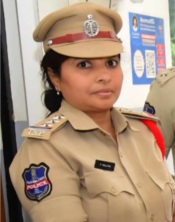 కరీంనగర్ మహిళా పోలీస్ స్టేషన్ సీఐ శ్రీలతపై కేసు నమోదు