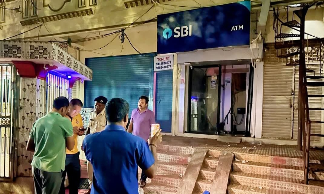ఎల్లారెడ్డిపేట మండల కేంద్రంలోని ఎస్బిఐ ఎటిఎం మిషన్ మాయం