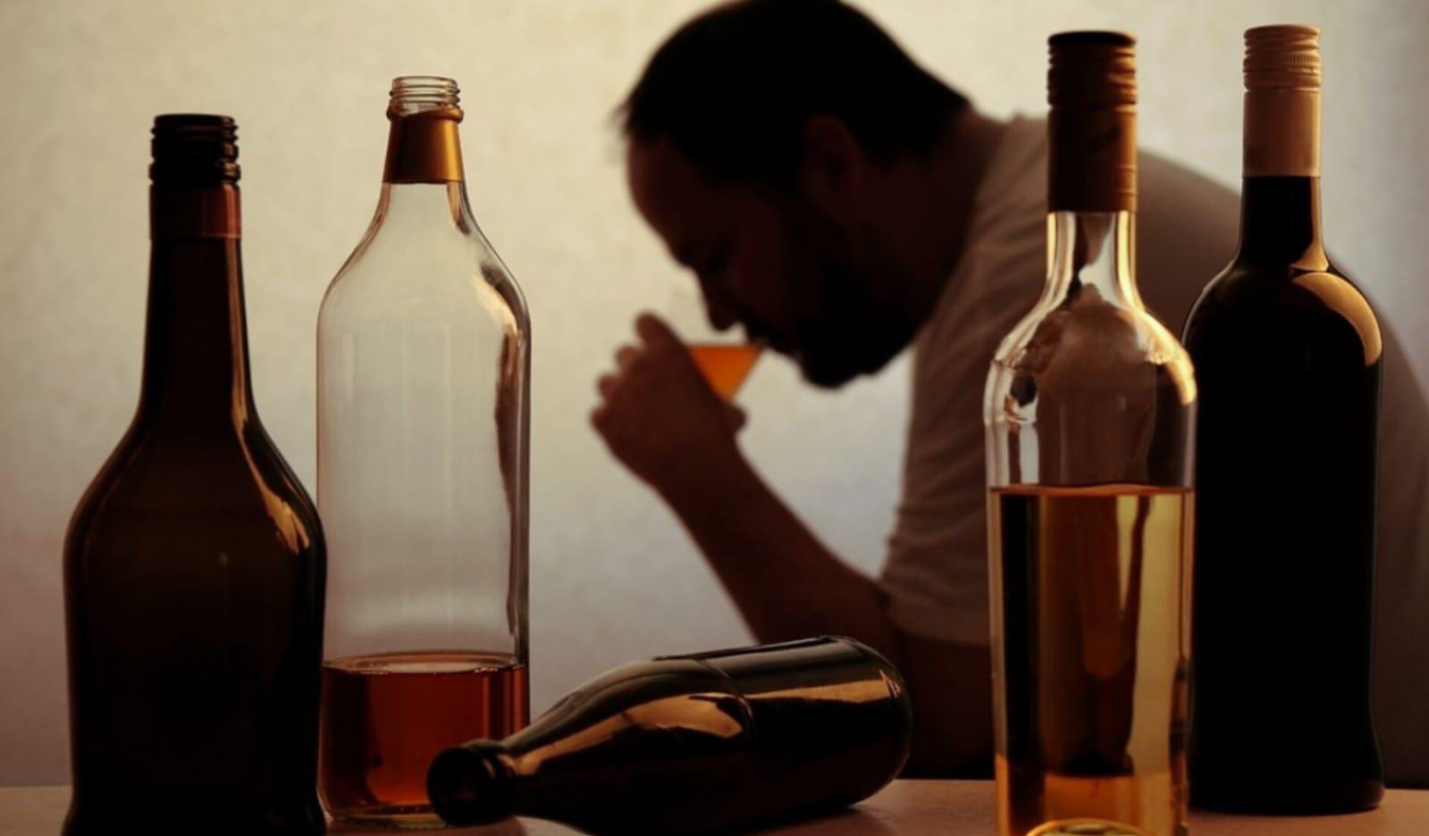 భర్తకు బలవంతంగా మద్యం తాగించి రాడ్డుతో కొట్టి చంపిన భార్య