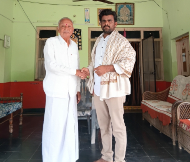 సీనియర్ కాంగ్రెస్ నాయకుడు నీ కలిసి ఆశీర్వాదం తీసుకున్న పాపకొల్లు గ్రామ సర్పంచ్ బాదవతు రాంబాబు