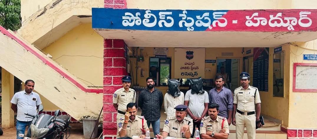 Daily Bharat సంగారెడ్డి : మహిళల మెడలోని బంగారు ఆభరణాలను అపహరించిన ఇద్దరు నిందితుల అరెస్ట్