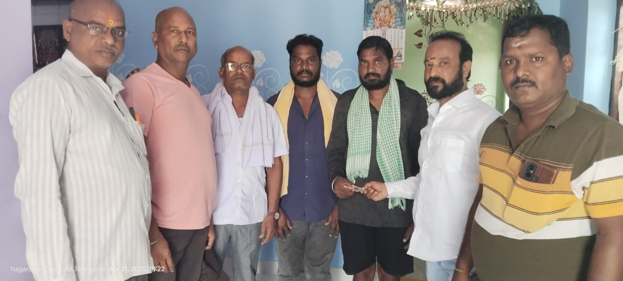 బాధిత  కుటుంబానికి ఆర్థిక సహాయం చేసిన తాజా మాజీ సర్పంచ్ మంచుకట్ల శ్రీనివాస్