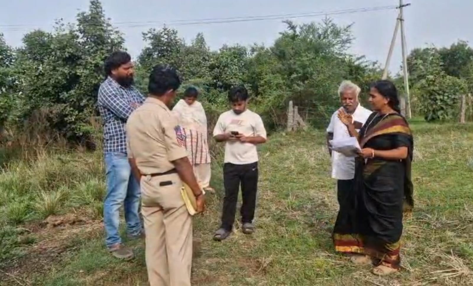 Daily Bharat రీ-సర్వేను అడ్డుకుని, కులం పేరుతో దూషణలు... మరిపెడ బంగ్లాలో భూ యజమానుల బాగోతం!