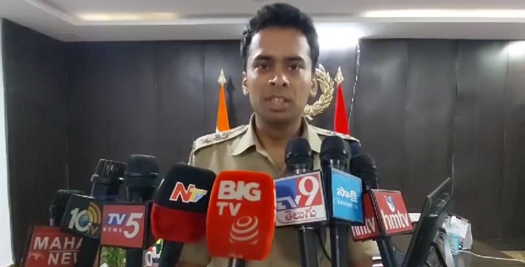 విద్యార్థినుల పట్ల అసభ్యకరంగా ప్రవర్తించిన టీచర్ నరేందర్ పై POCSO చట్టం క్రింద కేసు నమోదు 