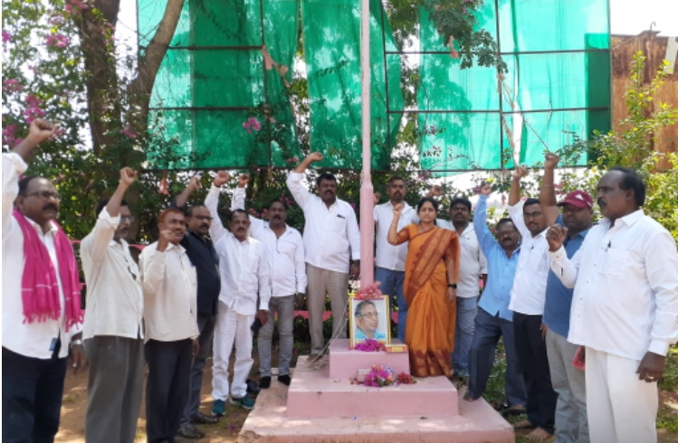 కొత్తగూడెం కార్పొరేట్ ఏరియా టీబీజీకేఎస్ ఆఫీసులలో జాతీయ జెండా ఆవిష్కరించిన టీబీజీకేస్ రాష్ట్ర చీఫ్ జనరల్ సెక్రెటరీ కాపుకృష్ణ