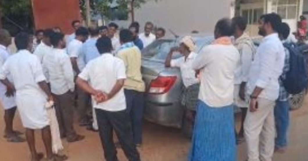 రుణ మాఫీ  సొమ్ము నొక్కేసిన బ్యాంక్ ఉద్యోగి...!