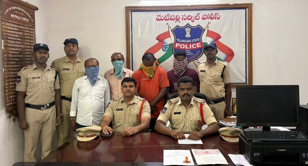మెట్&zwnj;పల్లి తహసీల్దార్ సంతకం ఫోర్జరీ కేసులో నలుగురు అరెస్ట్