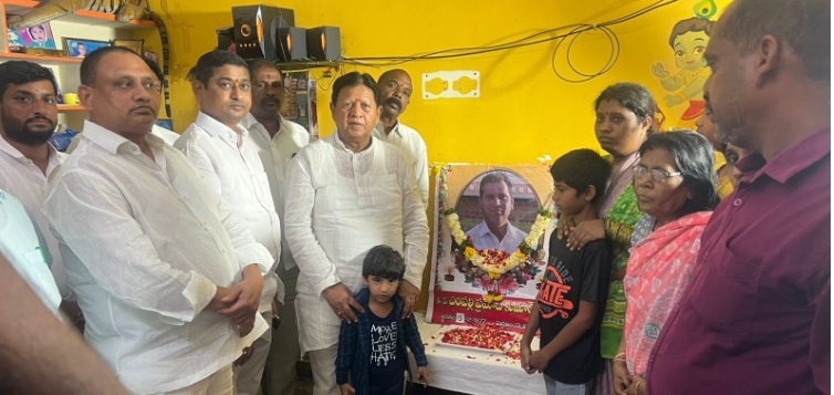 సీసీఎస్ కానిస్టేబుల్ ప్రమోద్ కుటుంబాన్ని పరామర్శించిన బోధన్ ఎమ్మెల్యే సుదర్శన్ రెడ్డి