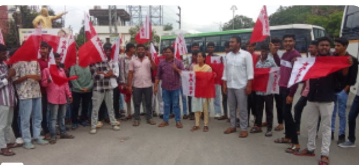 పెండింగ్లో ఉన్న స్కాలర్షిప్, స్కూల్ రియంబర్స్మెంట్ లను ప్రభుత్వం వెంటనే విడుదల చేయాలి