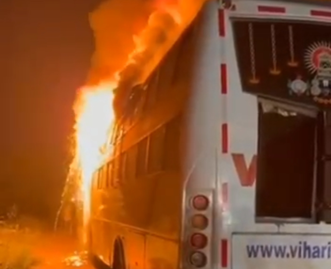 హైదరాబాద్-విజయవాడ హైవేపై బస్సులో మంటలు.. డ్రైవర్ చాకచక్యంతో తప్పిన పెను ప్రమాదం