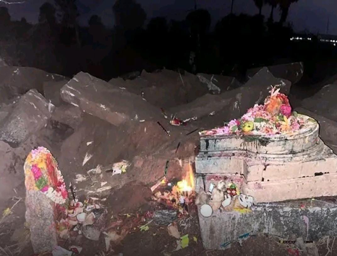 పొలంలో బయటపడ్డ పురాతన శివలింగం