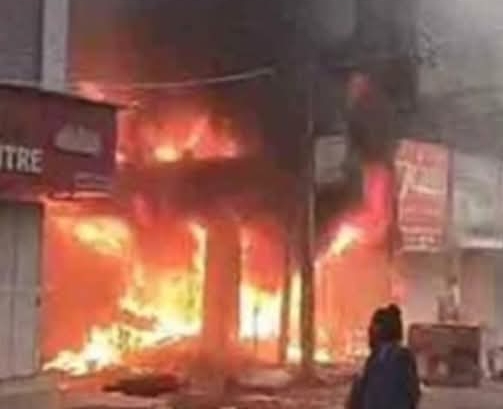 క&zwnj;రీంన&zwnj;గ&zwnj;ర్&zwnj;లో భారీ అగ్నిప్ర&zwnj;మాదం.. బ&zwnj;ట్ట&zwnj;ల షాపులో చెల&zwnj;రేగిన మంట&zwnj;లు