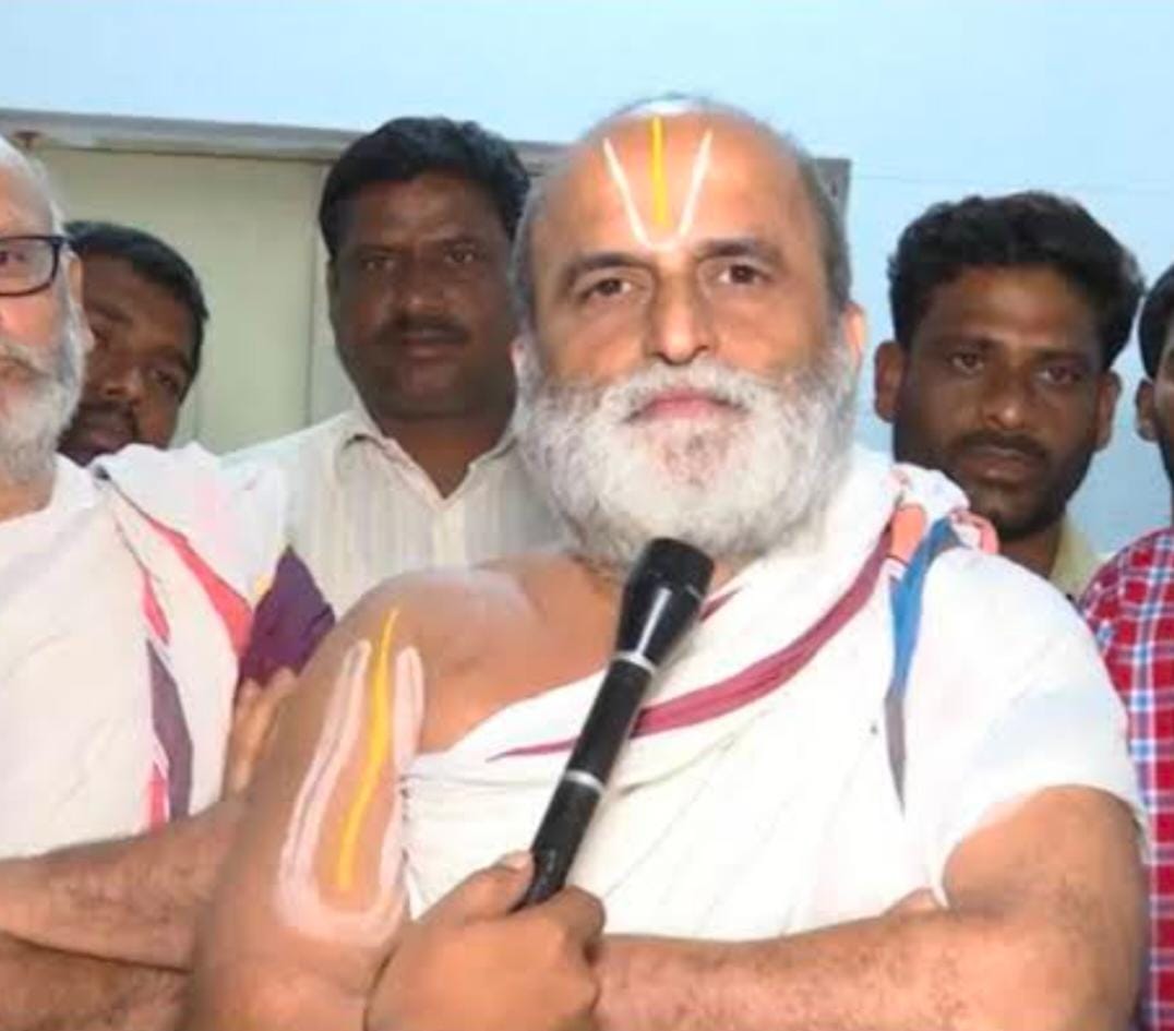 ఆలయ ప్రధాన అర్చకులు రంగరాజన్ పై దుండగులు దాడి?