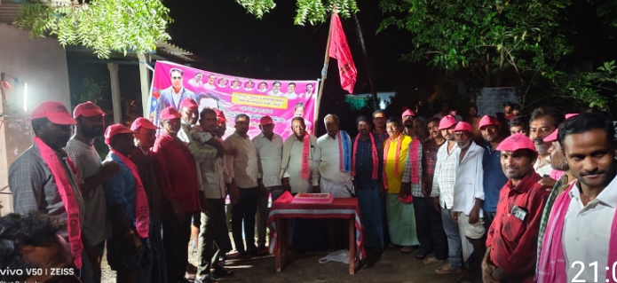 జూలూరుపాడు మండలం కరివారిగూడెం  గ్రామంలో బీఆర్ఎస్ పార్టీ వర్కింగ్ ప్రెసిడెంట్, మాజీ మంత్రి కేటీఆర్ జన్మదిన వేడుకలు