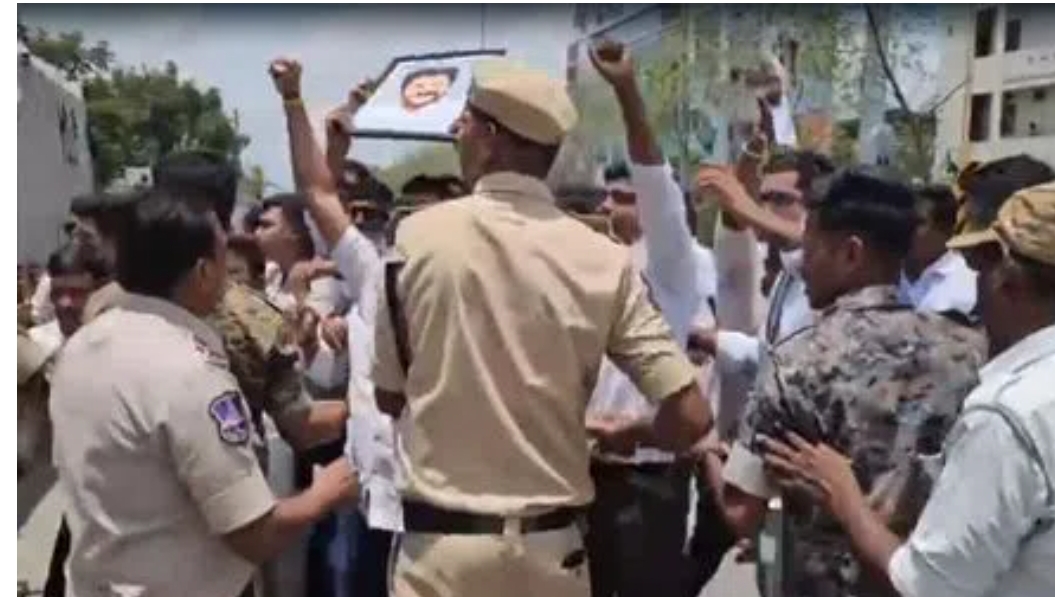 రాజన్న సిరిసిల్ల జిల్లాలోని కేటీఆర్&zwnj; క్యాంప్&zwnj; ఆఫీస్ వద్ద హైటెన్షన్