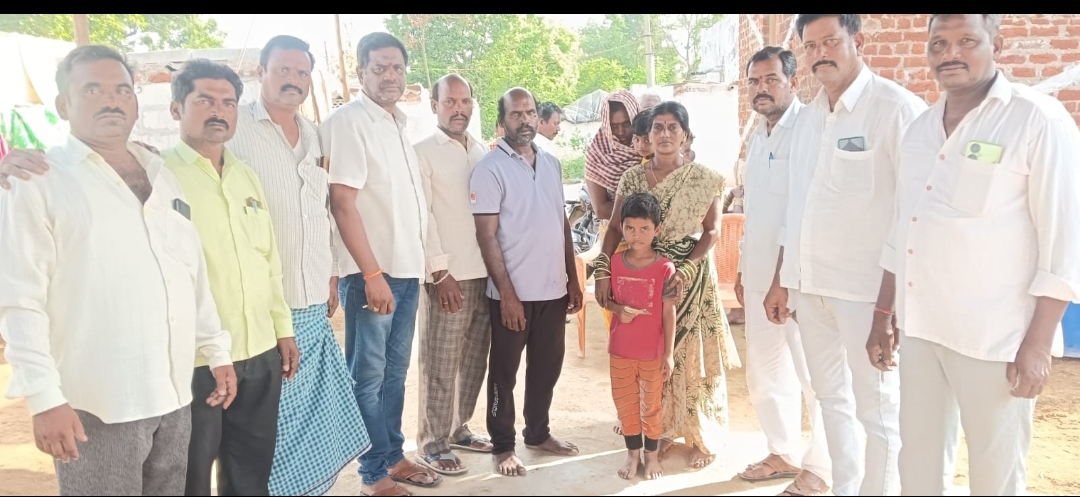 కుమారుడు మృతి చెందడంతో తండ్రి దశరథ కు ఆర్థిక సహాయం చేసిన స్నేహితులు