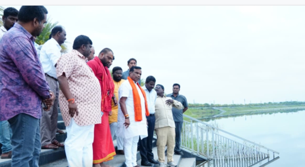 బొడ్డెమ్మ చెరువు వద్ద బతుకమ్మ ఘాట్ ను పరిశీలించిన అర్బన్ ఎమ్మెల్యే ధన్ పాల్