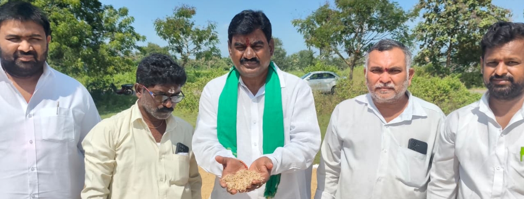 తీవ్ర తుఫాన్ వల్ల రైతులకు కలిగిన పంట నష్టాన్ని అధికారులు అంచనాలు వేసి ప్రభుత్వానికి నివేదించాలి